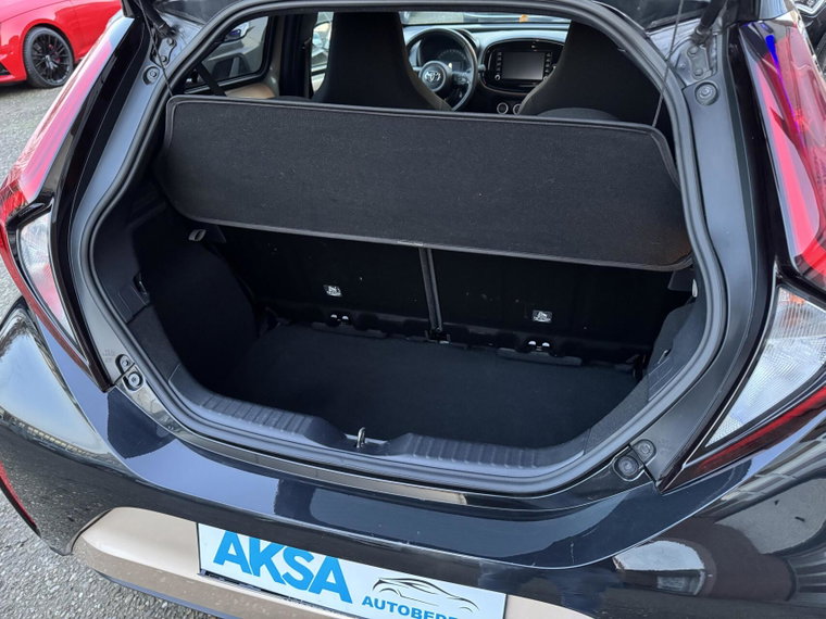 Vehicle Image 21