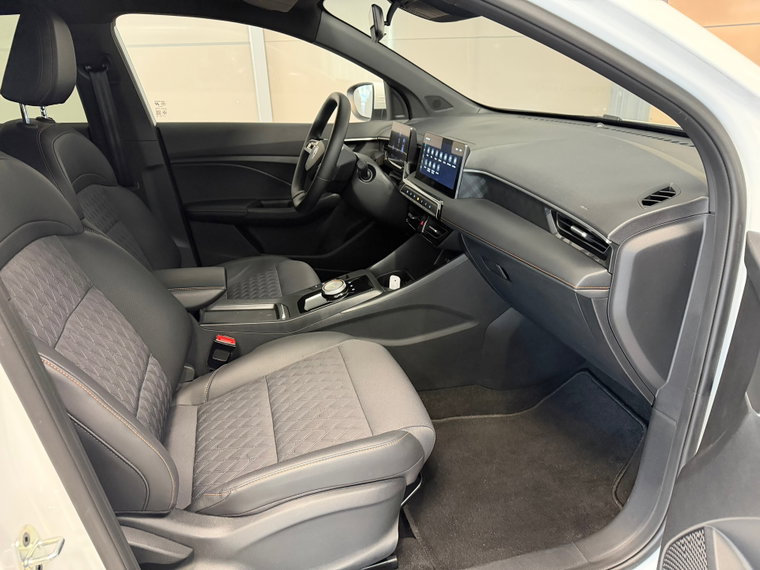 Vehicle Image 32
