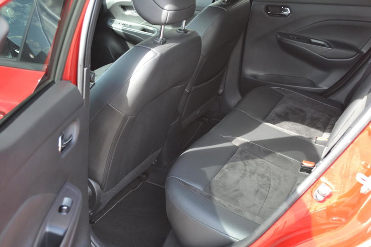 Vehicle Image 16