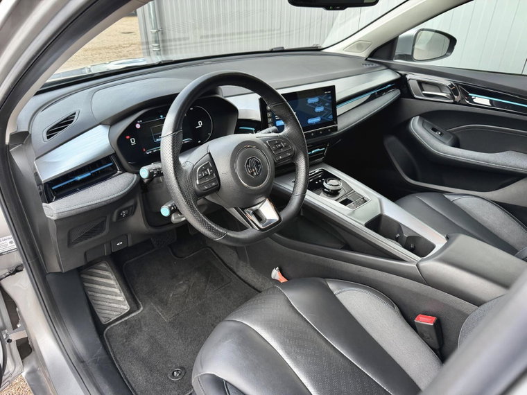 Vehicle Image 25