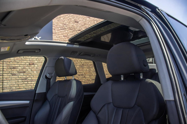 Vehicle Image 12