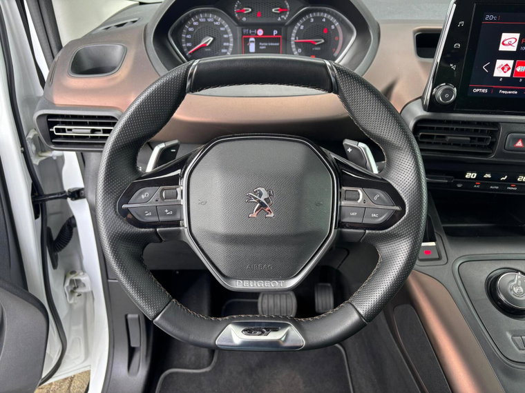 Vehicle Image 25