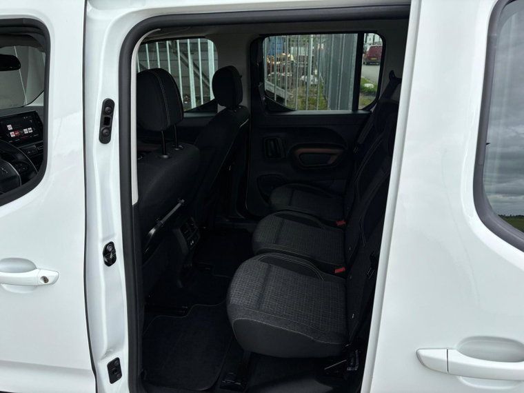 Vehicle Image 32
