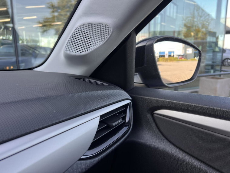 Vehicle Image 38