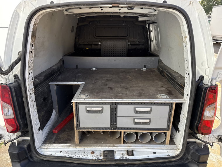 Vehicle Image 13