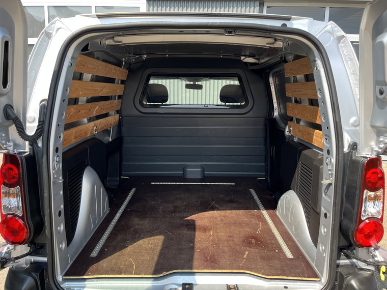 Vehicle Image 25