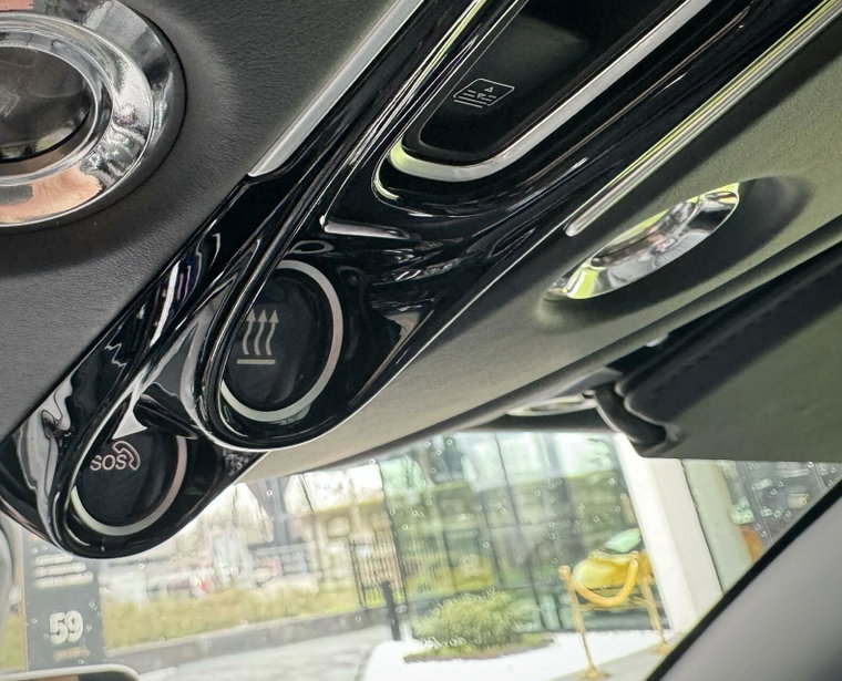 Vehicle Image 25