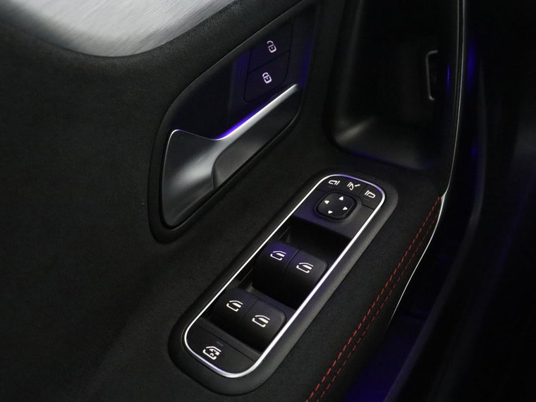 Vehicle Image 32