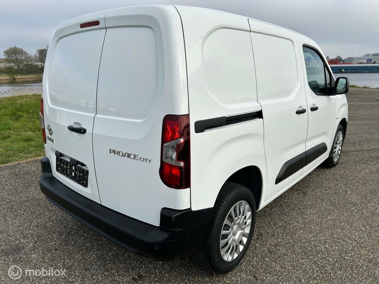 Vehicle Image 24