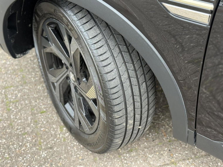 Vehicle Image 25
