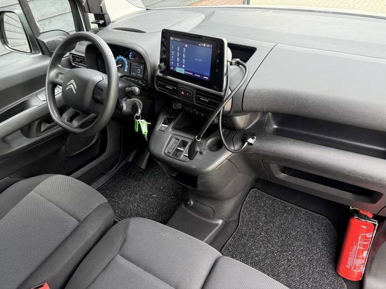 Vehicle Image 9