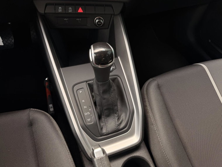 Vehicle Image 25