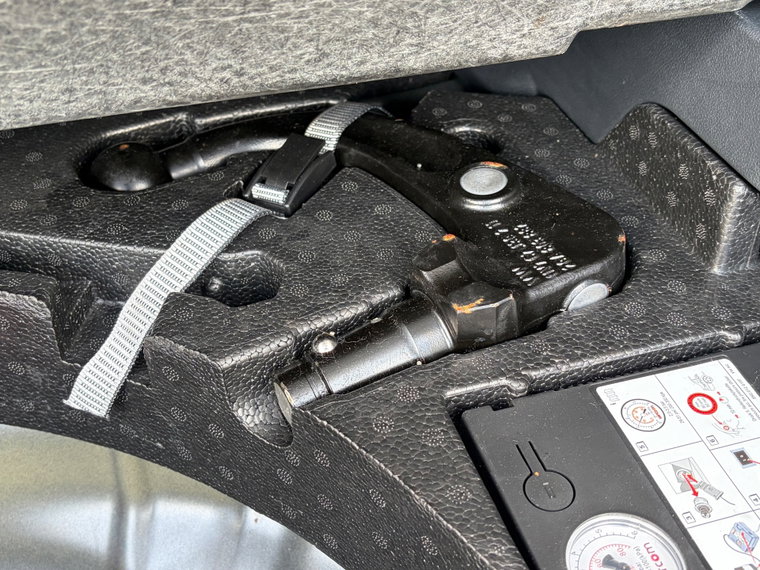 Vehicle Image 25