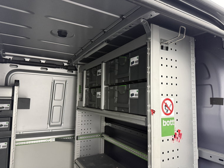 Vehicle Image 32