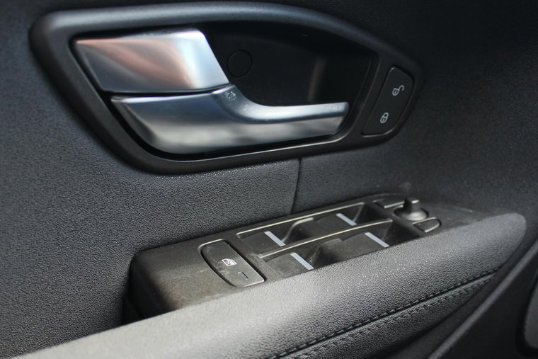 Vehicle Image 25
