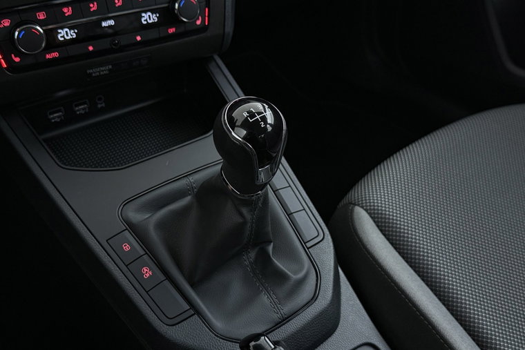 Vehicle Image 25