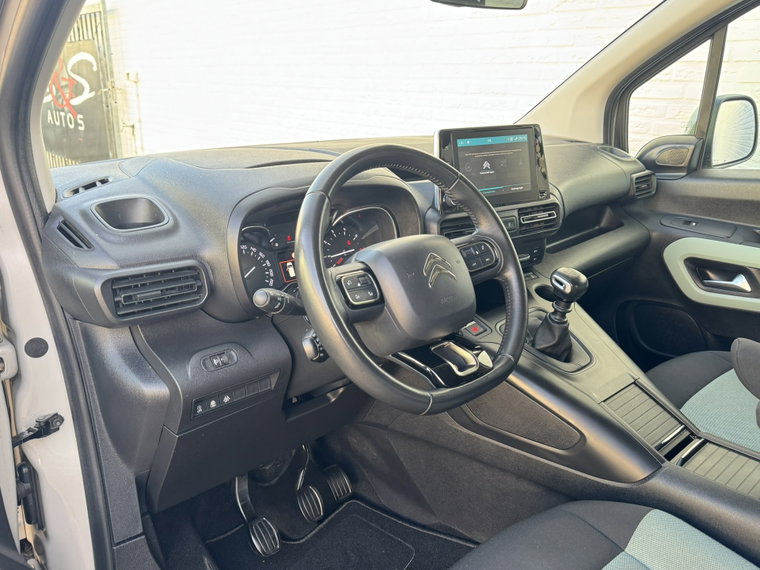 Vehicle Image 25