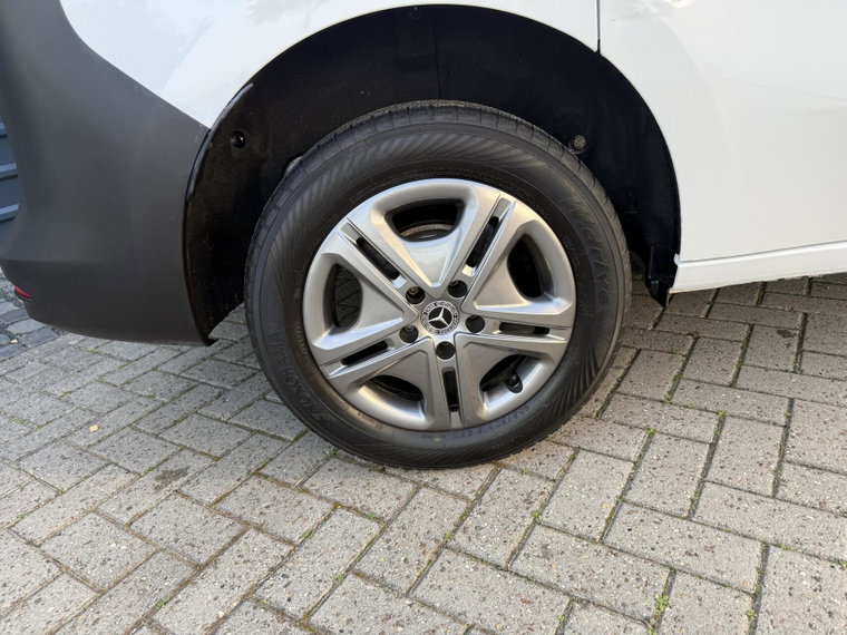 Vehicle Image 28