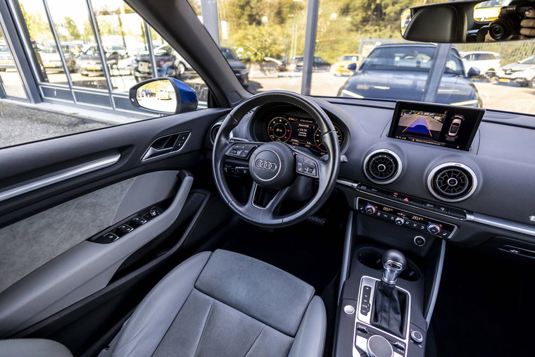 Vehicle Image 25