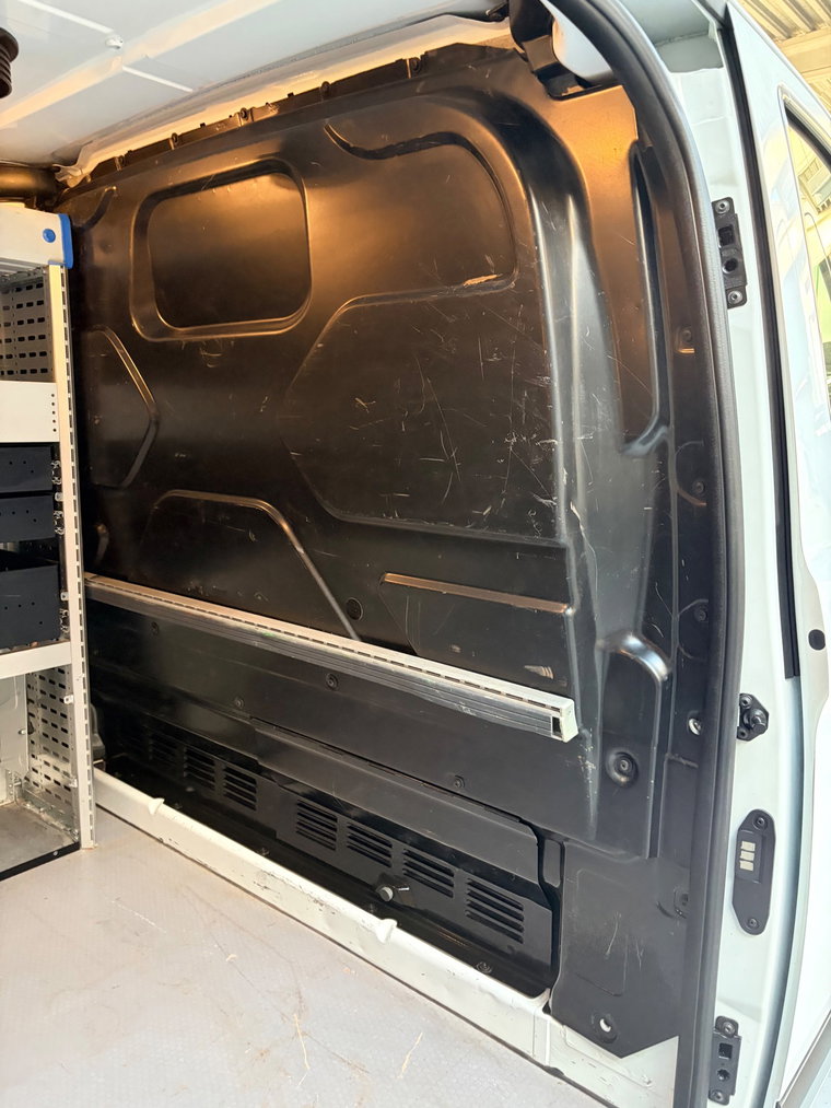 Vehicle Image 32