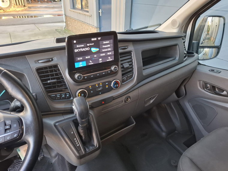 Vehicle Image 25