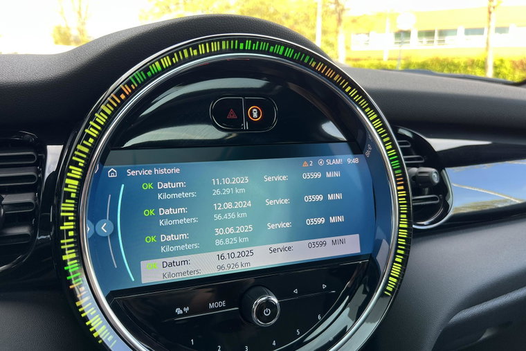 Vehicle Image 25