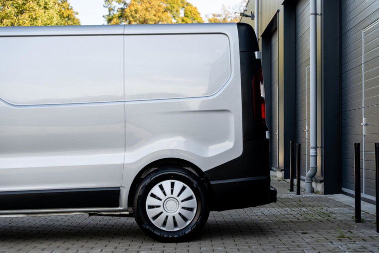 Vehicle Image 25