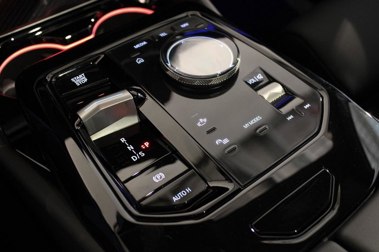 Vehicle Image 25