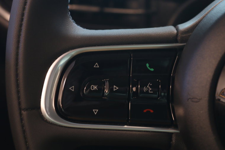 Vehicle Image 25