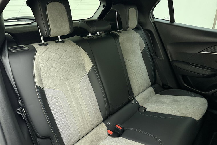 Vehicle Image 16