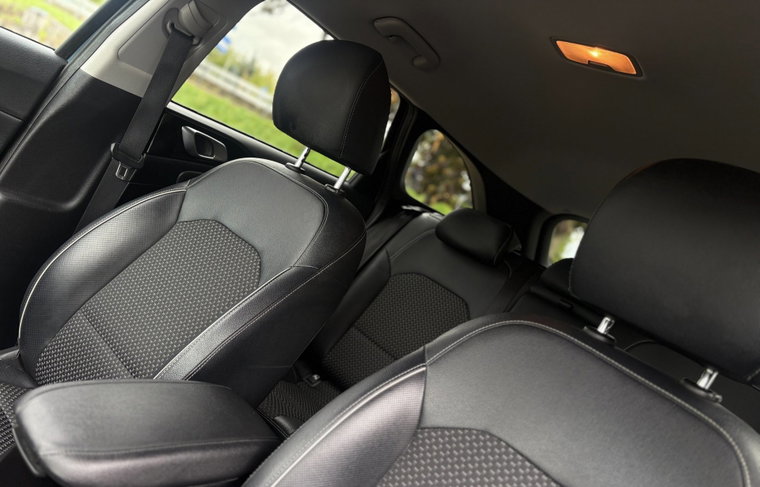 Vehicle Image 16