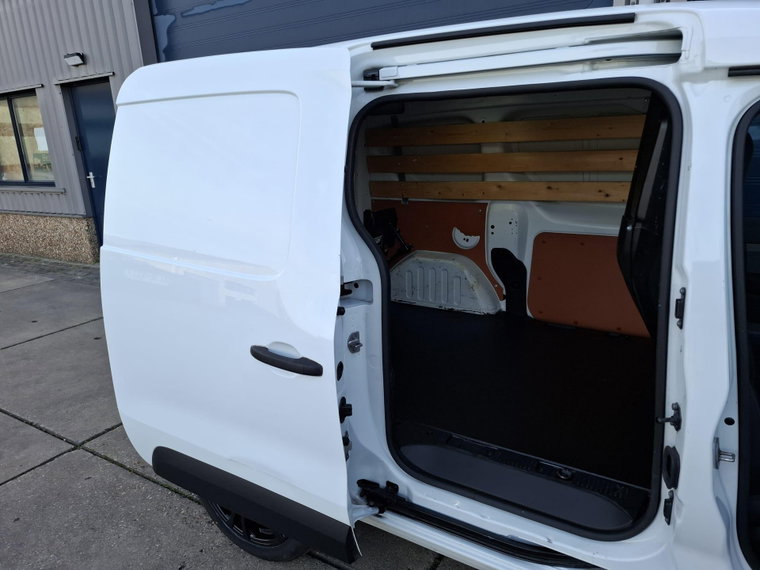 Vehicle Image 32