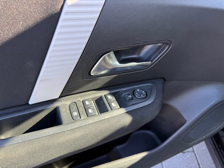 Vehicle Image 35
