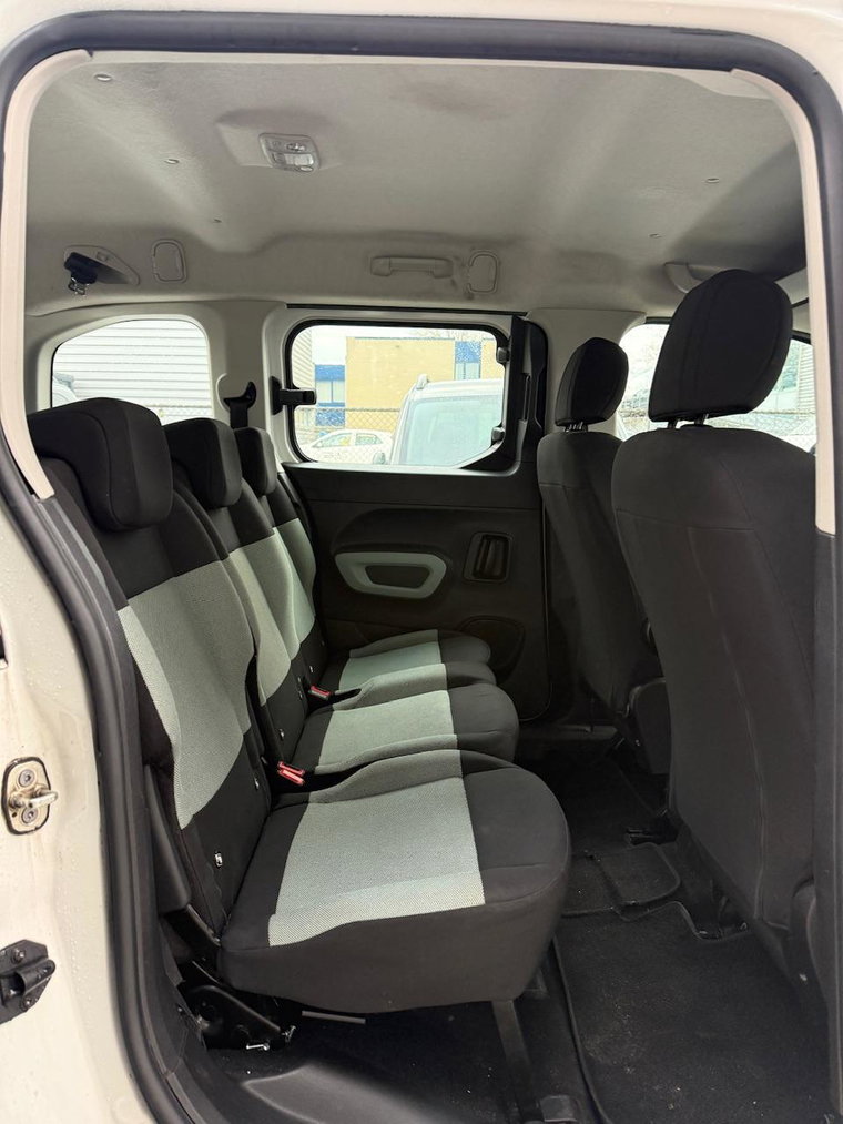 Vehicle Image 30