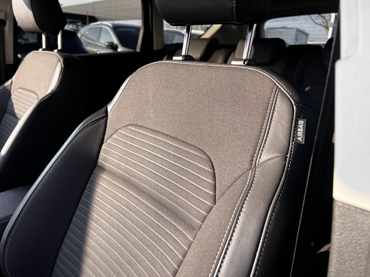 Vehicle Image 32
