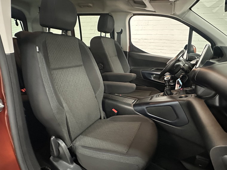 Vehicle Image 12