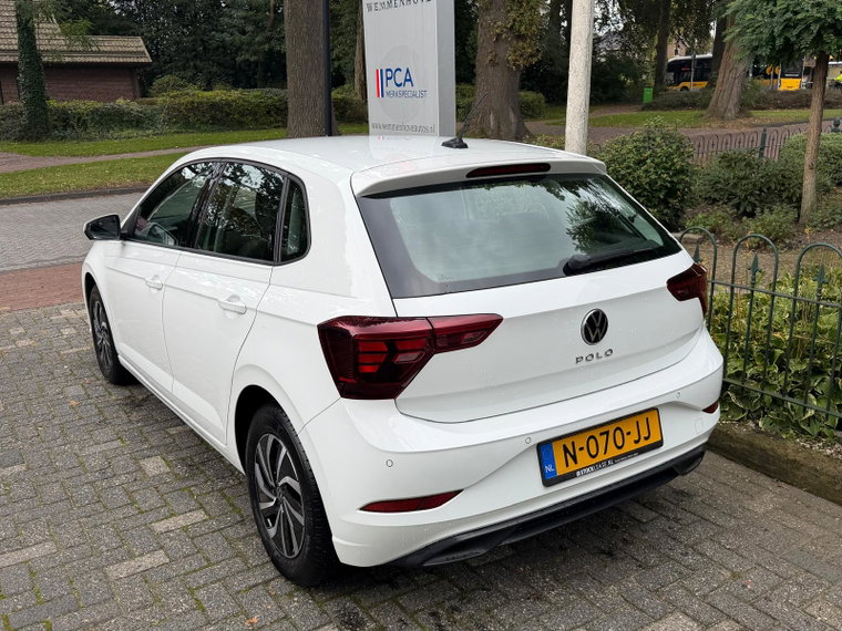 Vehicle Image 32