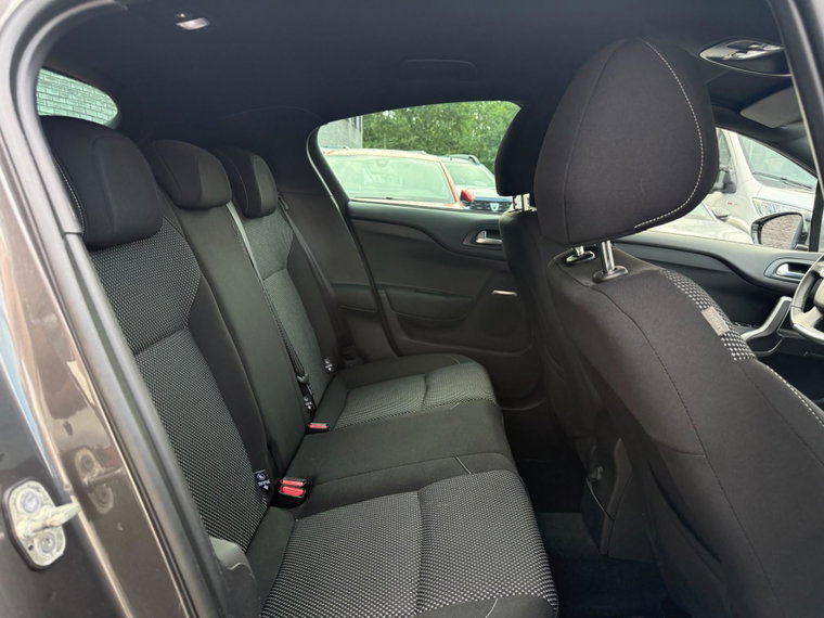 Vehicle Image 32