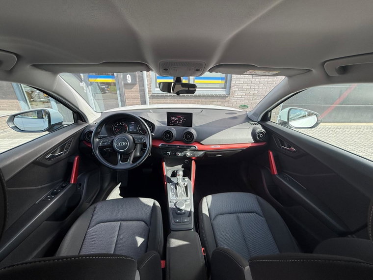 Vehicle Image 25