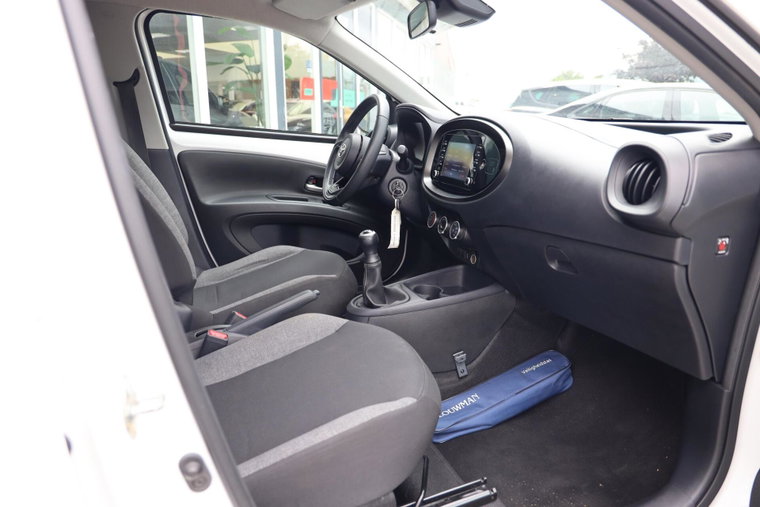 Vehicle Image 16