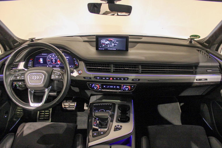 Vehicle Image 12