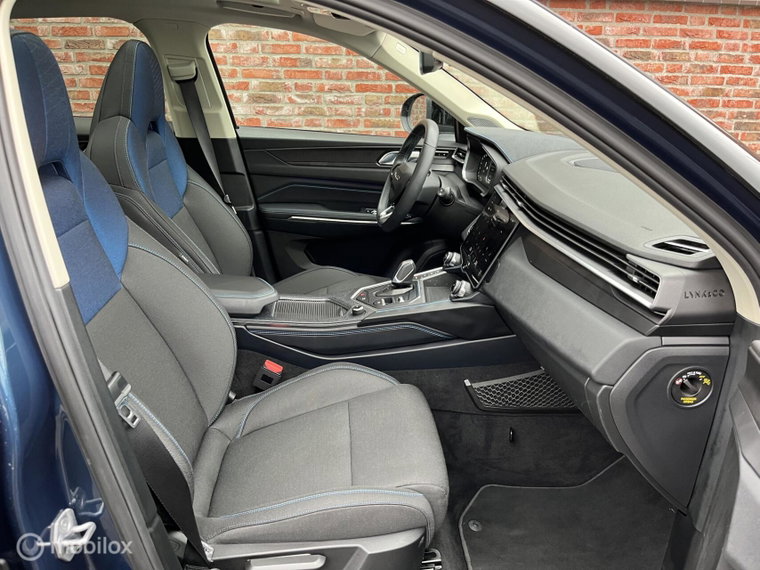 Vehicle Image 25
