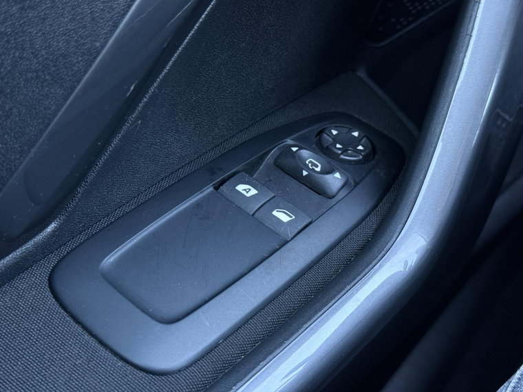 Vehicle Image 25