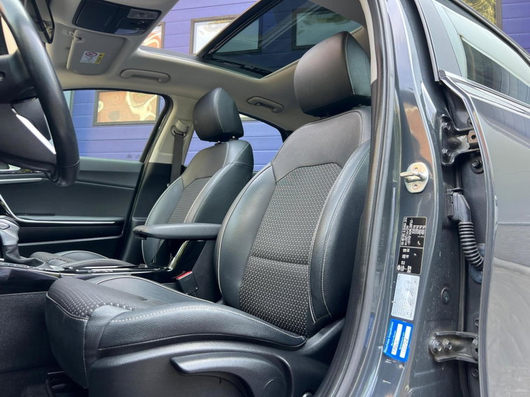 Vehicle Image 12
