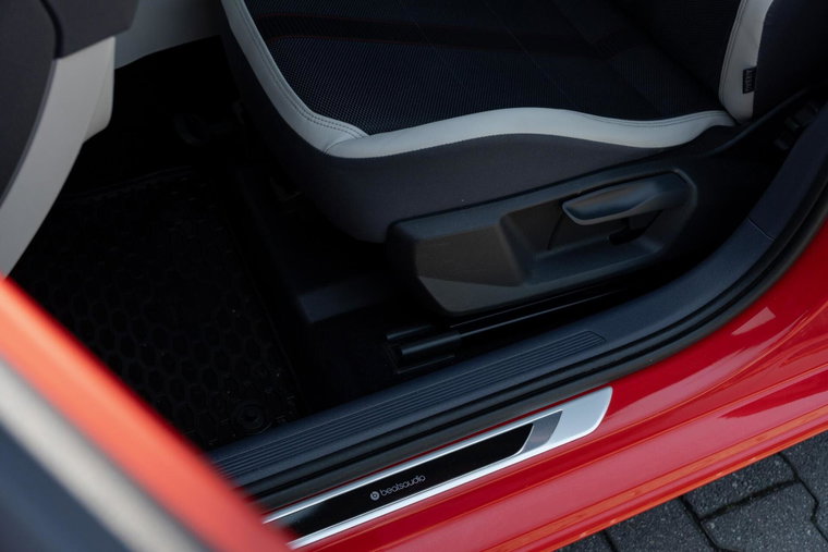 Vehicle Image 9