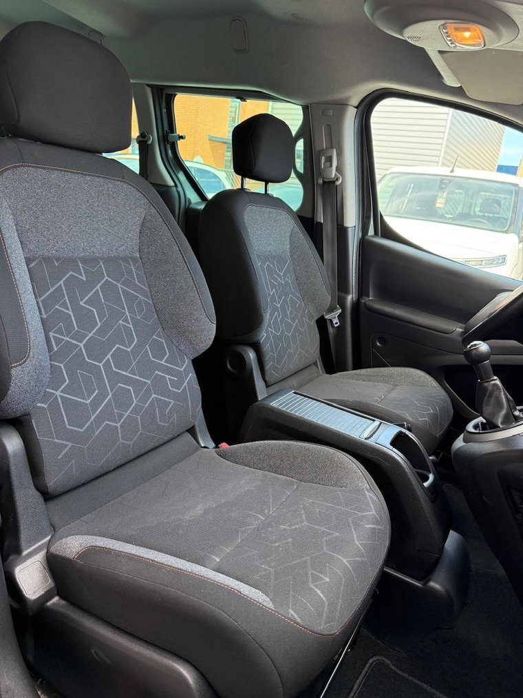 Vehicle Image 25