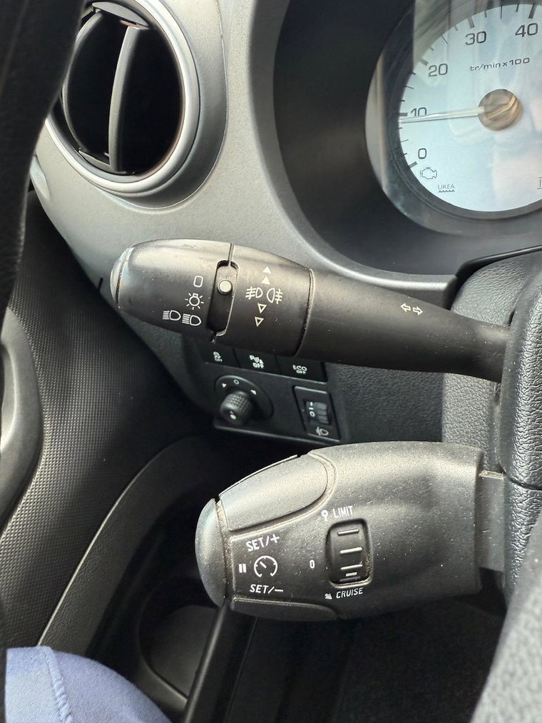 Vehicle Image 32