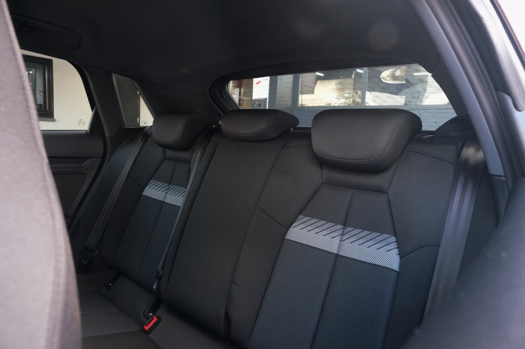 Vehicle Image 25