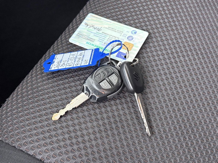 Vehicle Image 25