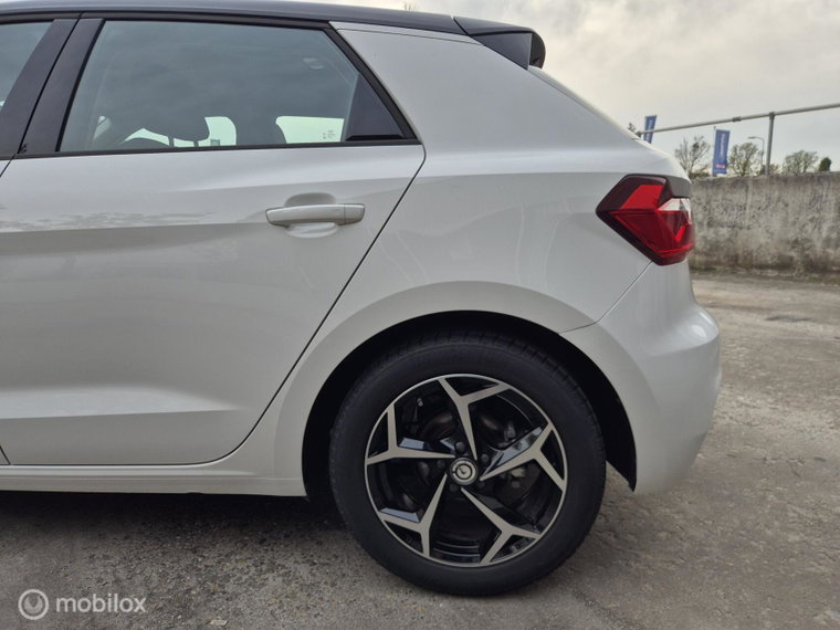 Vehicle Image 32